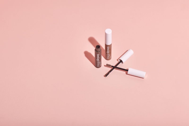MCoBeauty - جل الحواجب السحري - بني داكن - جل حواجب ملون 3 في 1 - يلون، يملأ ويثبت - يتضمن فرشاة حواجب - لإنهاء مظهر طبيعي - هدايا صغيرة - Image 5